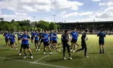 Spelers van Vitesse tijdens de eerste open training. De toekomst van de club hangt opnieuw aan een zijden draad. Foto Koen van Weel/ANP 