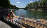 Een van de drie zwembaden aan de Seine, die zaterdag open gaan. Parijzenaren kunnen hier tot 31 augustus verkoeling zoeken. Foto Aurelien Morissard/AP 