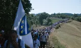 Zo'n zesduizend mensen lopen de driedaagse Mars Mira (Vredesmars) van Nezuk naar Srebrenica, precies de omgekeerde route waaraan zo’n tienduizend mannen op 10 juli 1995 begonnen. Foto Bahrudin Bandic 