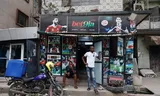 Bewoners van Lagos voor een gokkantoortje dat door een generator van stroom wordt voorzien.