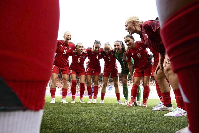 Hoe het EK voetbal op gang kwam: volle tribunes, doelpunten en spannende wedstrijden