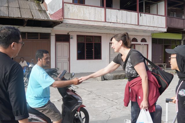 Hoho-zang uit 1930 keert terug naar Indonesisch dorp: ‘Ik kon niet vermoeden hoeveel emoties de overdracht zou losmaken’