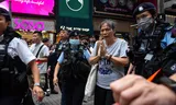 Activist Lui Yuk-lin wordt door politieagenten in Hong Kong aangehouden op dag dat het 36 jaar geleden is dat China de opstand op het Plein van de Hemelse Vrede in Beijing neersloeg. Foto Chan Long Hei/AP 