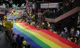 Na een jarenlange juridische strijd wordt het geregistreerde partnerschap van een lesbische expat en haar partner in Hongkong erkend. Demonstranten gingen meerdere keren de straat op om te protesteren tegen de weigering van het partnervisum.