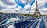 Lege tribunes van het Eiffeltoren-stadion in Parijs, voorafgaand aan de Olympische Spelen.