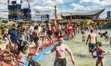 Het Londense olympisch park, vorig jaar zomer: het Queen Elizabeth Park met op de achtergrond het olympisch zwemstadion.