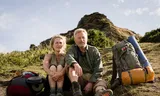 Gillian Anderson als Raynor Winn en Jason Isaacs  als haar zieke  echtgenoot Moth  in de verfilming van The Salth Path.