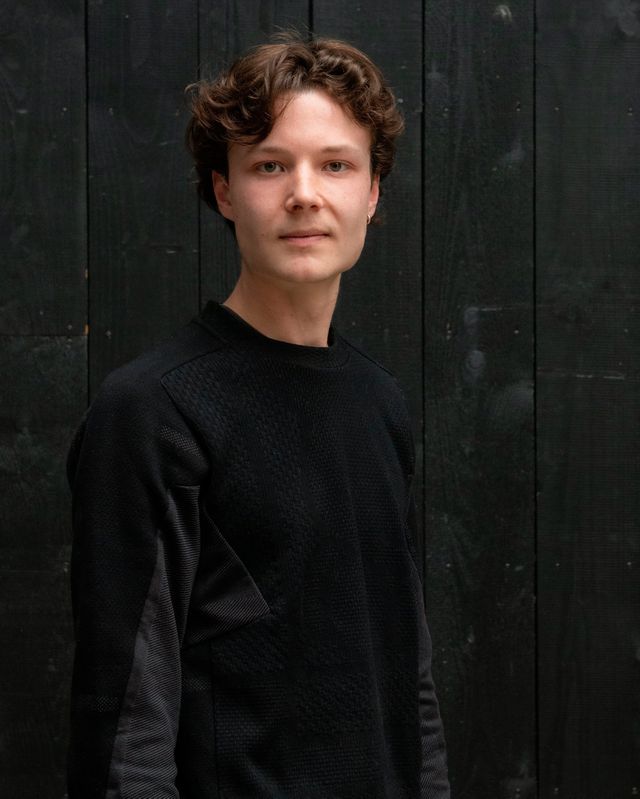 Jaarlijks worden miljoenen boeken weggegooid. Van een fractie daarvan maakt Willem Zwiers meubels