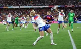 De Engelse Chloe Kelly juicht nadat ze de beslissende strafschop heeft benut in de EK-finale tegen Spanje. Foto Florencia Tan Jun/Getty Images   