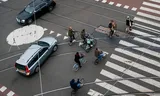 De Amsterdamse Marnixstraat, kruising Elandsgracht, van bovenaf. Het aantal  fietsongevallen in Nederland stijgt.
