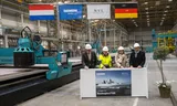 Roland Briene (uiterst inks), directeur van Damen Naval, in december 2023 op een scheepswerf in de Duitse deelstaat Mecklenburg-Vorpommern, bij de lancering van het bouwproject van de F126-fregatten. Door allerlei tegenslagen kampt de scheepsbouwer nu met financiële problemen. Foto Stefan Sauer 