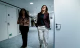 NSC-fractievoorzitter Nicolien van Vroonhoven (rechts) en de NSC-woordvoerder tijdens een schorsing van de fractievergadering over de asielnoodmaatregelenwet. Foto Bart Maat 