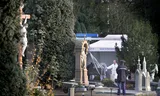 Op last van de rechter werd in 2006  het graf geopend van de in 1999 vermoorde weduwe uit Deventer. Er werd geen mes gevonden. 
