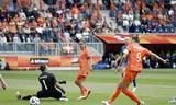 Vivianne Miedema scoort op aangeven van Daniëlle van de Donk de 1-0 in de oefenwedstrijd voor het EK tussen Nederland en Finland in Leeuwarden, op 26 juni 2025.