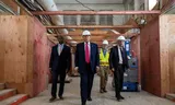President Trump naast Fed-voorzitter Jerome Powell (r) op bouwinspectie bij de Fed