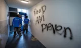 Na een serie van explosies in Rotterdam wordt begin oktober in een portiekflat aan de Clemensstraat in Rotterdam-Zuid een tekst op de muur geschreven: „Dood aan dieven”.