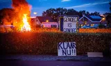 Actievoerders hebben borden geplaatst tegen het azc in Tuindorp, een wijk in Coevorden.