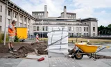 Nog ingepakt en vrijdag onthuld: de ‘plaatsmarkering’ voor een Srebrenica-monument op het Churchillplein in Den Haag. Op de achtergrond het gebouw van het voormalige Joegoslaviëtribunaal. 