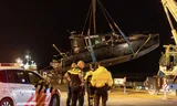 De bij een aanvaring met een snelboot betrokken watertaxi arriveert op 21 oktober in de haven van Harlingen. Bij het ongeluk vielen drie doden, een kind wordt nog vermist.