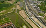 Luchtopname van de rijksweg A15. De verbreding van de A15 tussen de Maasvlakte en het Vaanplein in Rotterdam leidt tot een miljoenenstrop voor Strukton en medebouwer Ballast Nedam.