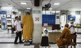 Boeddhistische monniken worden onderzocht en gewogen in een speciaal  monnikenziekenhuis in Bangkok. 48 procent heeft obesitas, 42 procent een hoge bloeddruk.
