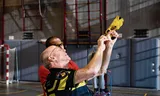 Instructeur Michael Huijs (met rode polo) geeft agenten instructie oor het gebruik van een stroomstootwapen.