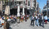 Volle terrassen op het Leidseplein in Amsterdam. In 2023 trok de stad 25,4 miljoen dagbezoekers.  