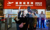 De Chinese blogger ‘Yaya’ nam eind maart afscheid van haar gezin op het vliegveld van Taipei. Ze moest Taiwan verlaten omdat ze zich zou hebben uitgesproken voor een Chinese militaire invasie van het eiland. Foto Daniel Ceng/Anadolu  