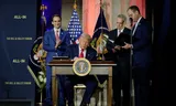 President Donald Trump woensdag bij de ondertekening van de presidentiële decreten over de Amerikaanse AI-industrie. Foto Kent Nishimura/Reuters 