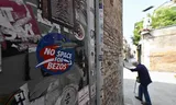‘Geen ruimte voor Bezos’-sticker in Venetië, waar Jeff Bezos, techmiljardair en oprichter van Amazon, deze week trouwde.  Foto Andrea Pattaro/ AFP 
