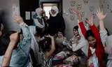 Kinderen vieren met hun moeders en leden van de vereniging Malad in Aleppo het begin van de zomervakantie. 
