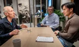 Speeddaten met raadsleden in het gemeentehuis van Rheden. Hendri Witteveen (ChristenUnie, links) in gesprek met Kai Alberts. Foto Dieuwertje Bravenboer