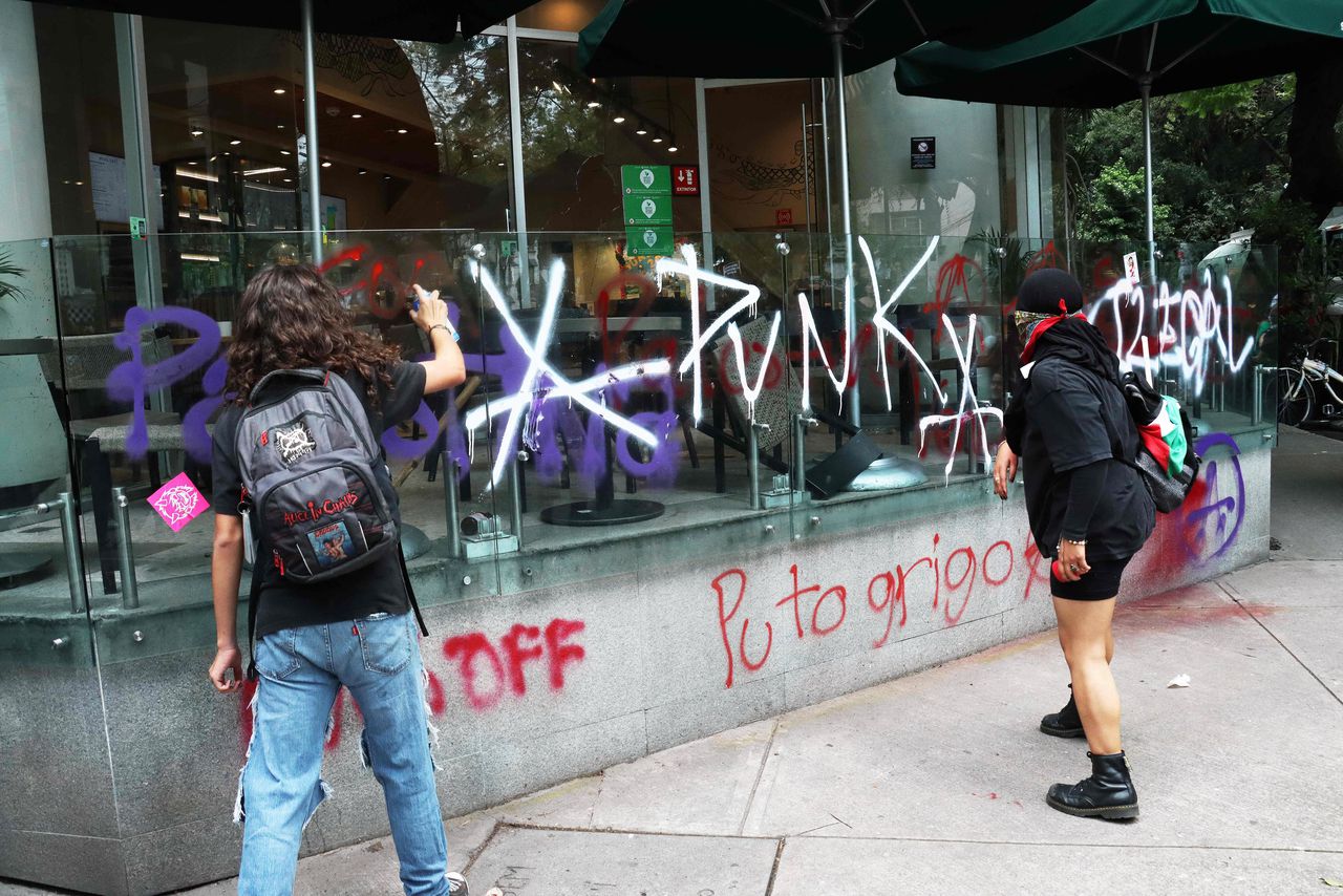 Protest tegen massatoerisme en gentrificatie in Mexico-Stad eindigt in vandalisme