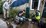 In Leersum inspecteert de NVWA tuinen op eitjes of larven van de tijgermug. Raldi Bakker (rechts) inspecteert de tuin van Walter van Aalst (links). Arjan Stroo (midden), entomoloog, kijkt mee.