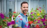 Casper van der Kooi in de kas van de universiteit: „Insecten zien veel minder scherp dan wij.”  