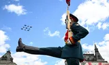 Een militaire parade op het Rode Plein in Moskou op 9 mei dit jaar ter viering van de 80ste verjaardag van de overwinning op nazi-Duitsland. Foto EPA/Sergey Bobylev/GASTFOTOBUREAU RIA NOVOSTI 