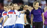 Bondscoach Sarina Wiegman feliciteert Lucy Bronze na de moeizame overwinning van Engeland op Zweden in de kwartfinale. Dinsdagavond wacht Italië in de halve finale. Foto MICHAEL BUHOLZER 