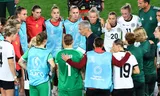 De Duitse bondcoach Christian Wück spreekt zijn speelsters moed in voor de strafschoppenserie in de kwartfinale tegen Frankrijk. Foto Bernadett Szabo 