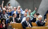 De fractie van de PVV tijdens de wekelijkse stemmingen in de Tweede Kamer. Foto Remko de Waal 