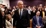  De Israëlische premier Benjamin Netanyahu op 10 december 2024  tijdens een hoorzitting bij een proces in Tel Aviv op beschuldiging van corruptie.