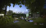Ook in Sevilla zoeken mensen verkoeling bij een zwembad, dat door de hitte tussen 21.30 to 00.30 open gaat.
