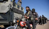 Twee bedoeïenenstrijders op een motor in de Sweida-provincie in het zuiden van Syrië.  