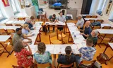 Docenten van het  Stanislascollege in Delft bespreken de examenuitslagen. Foto Hedayatullah Amid 