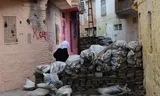 Een barricade in de binnenstad van Diyarbakir in oktober 2015, toen Turkse troepen een operatie uitvoerden tegen de PKK. Foto Anadolu / AFP  