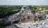Luchtfoto van het in vlammen opgegane hoofdpodium van het Belgische dancefestival Tomorrowland. Foto Belga/ AFP 