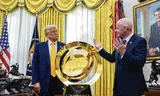 <strongFIFA-baas Gianni Infantino ging in maart met de trofee voor het club-WK bij president Donald Trump langs in het Witte Huis.    FIFA-baas Gianni Infantino ging in maart met de trofee voor het club-WK bij president Donald Trump langs in het Witte Huis.        