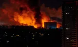 Brandende gebouwen in Kyiv, na een van de zwaarste Russische aanvallen met drones en raketten op de Oekraïense hoofdstad van dit jaar. Foto Oleksii Filippov/AFP 