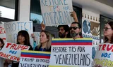Demonstratie van Venezolanen in februari, in aanwezigheid van de Democratische politicus Laura Kelley (tweede van links), ter ondersteuning van een resolutie om de tijdelijke beschermingsstatus van vluchtelingen uit onder meer Venezuela te herstellen.  Foto Joe Raedle/Getty Images 