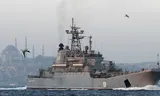 Het Russische landingsschip Tsezar Koenikov, hier in de Bosporus in 2015, werd vorige maand bji de Krim geraakt door Oekraïense Magura-drones.