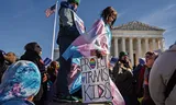 Demonstranten protesteren buiten het Hooggerechtshof  tegen een wet in Tennessee die  hormoonbehandelingen aan trans kinderen verbiedt. Foto Jacquelyn Martin / AP  